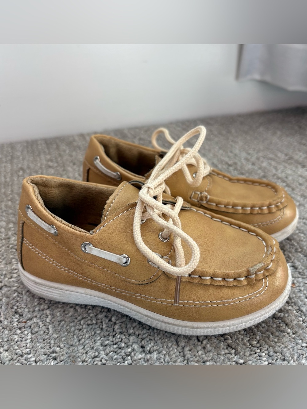 Boys Boat Shoes Tan with White Lace Up Rubber Sole size 9 Toddler